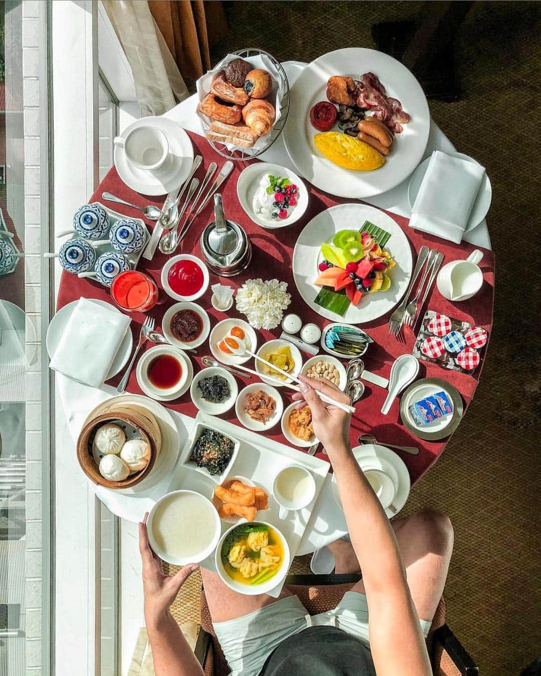 Conrad Hotelsのインスタグラム：「Itinerary: The Grand Palace, the Floating Market, and Siam Square. But first, breakfast. @conradbangkokhotel c: @timothyfelix」