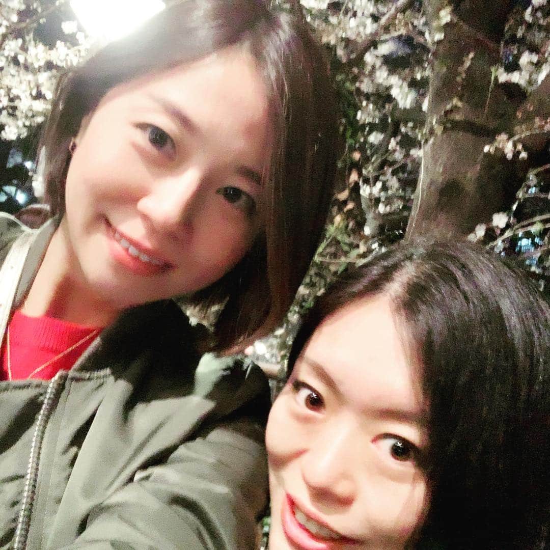 星村麻衣のインスタグラム：「目黒川の桜🌸 なんだかんだで毎年来てる気がする( ¨̮ )‪︎❤︎ #中目黒 #桜 #三分咲き #月一美食倶楽部 #sourire #スゥリル #食べログ4点超え」