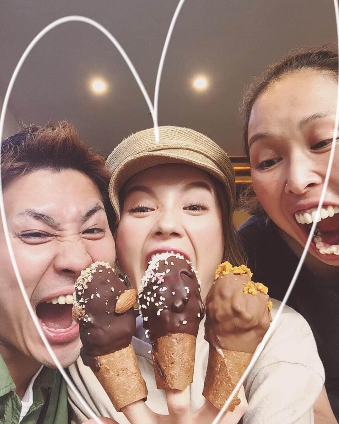 階上実穂さんのインスタグラム写真 - (階上実穂Instagram)「行ってみたかったアイスクリーム屋さんGIAPO🍦💜 せっかくのインスタ映えなフィンガーアイスクリームなのに顔が酷すぎて映えなかった件。笑  あたしはホーキーポーキーにしたわよ👄  #nz #giapo #giapoicecream #インスタ映え #フィンガーアイスクリーム #ホーキーポーキー #nz旅行」3月26日 23時39分 - miho_ishigami