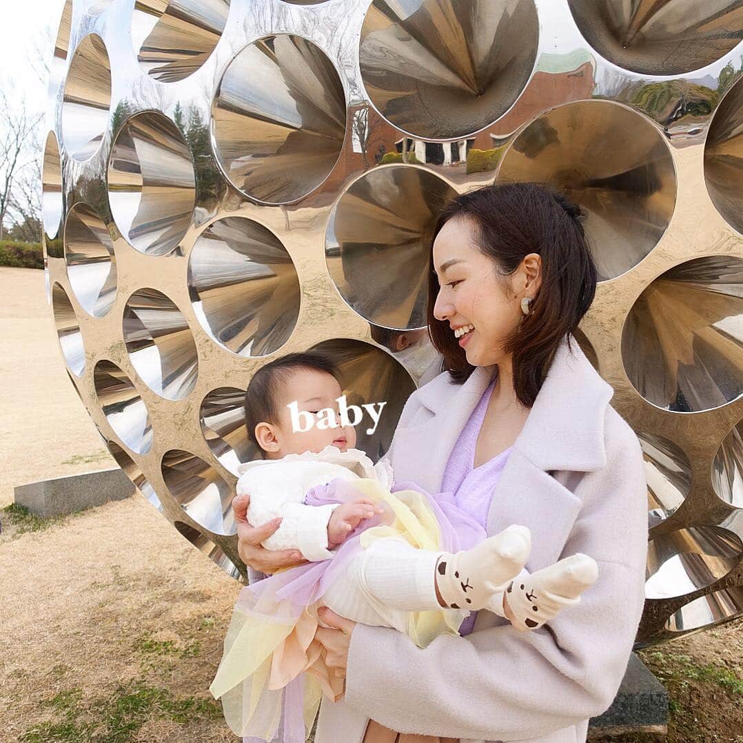 のインスタグラム：「だいぶ暖かくなってきたので、家族でお散歩🌸✨この日はラベンダー色のリンクコーデにしました👶🧡👩 後ろの物は一体何だ？と思いきや、りんごでした🍎笑 . 春は赤ちゃんと一緒に色んな所に行きたいな〜✨✨4月は待ちに待った桜のロケーションフォトと、箱根旅行が楽しみです😊🎶 . #赤ちゃんとお出かけ  #赤ちゃんのいる生活  #女の子ママ #女の子べビー  #生後7ヶ月  #親子コーデ  #リンクコーデ  #ラベンダー  #お散歩 #お花見 #baby #babygirl  #mamagirl  #spring #lavender」