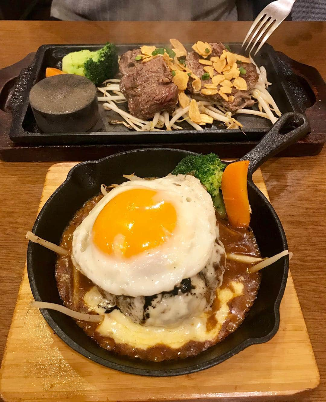 輝良まさとさんのインスタグラム写真 - (輝良まさとInstagram)「・ 今晩のディナー🍽 お外でデミグラスハンバーグとガーリックステーキ🥩 ・ ここ半年ほど主人がなかなか毎日忙しく、休みもずれてしまい帰宅も毎日夜遅いので、一緒に出掛けたり外食できる機会がめっきり減りましたが（なのでこちらに登場する機会も減りましたが元気にしてます😅笑）たまに時間を合わせてこうして有意義な時間を過ごしています😊 こういう時間って大事ですね🤔‼️ ・ ・ #夫婦#夫婦飯#外食#お外ごはん#ハンバーグ#ステーキ#肉#大好き#気分転換#ゆっくり#話せる時間#大事#今日のテーマ#映画#インターステラー#について#お互い#熱弁#壮大なテーマ#笑」3月27日 0時01分 - kirahama0703