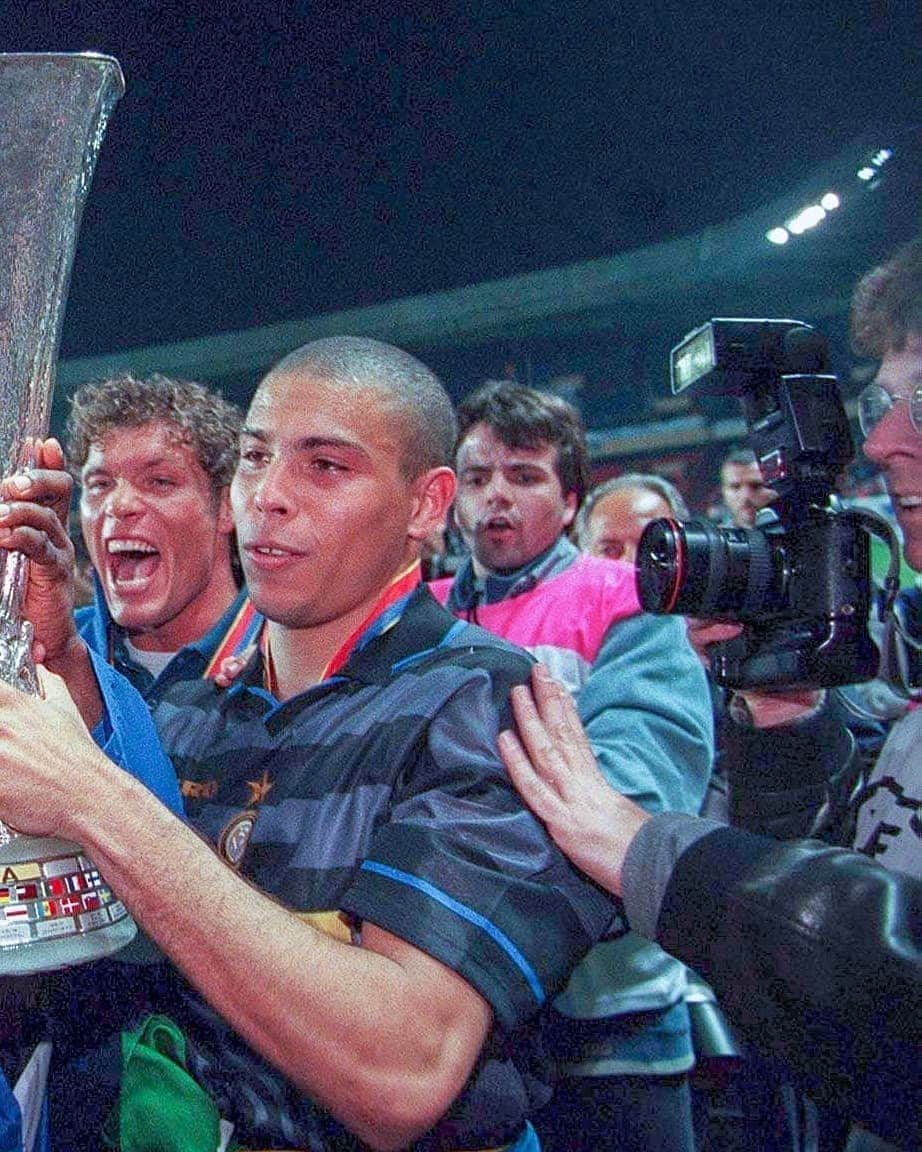 FIFAワールドカップさんのインスタグラム写真 - (FIFAワールドカップInstagram)「Celebrate good times... Which Brazilian superstar is holding the UEFA Cup trophy with @inter team-mate Taribo West? Swipe right to find out 👉👀 #TuesdayTease」3月26日 23時56分 - fifaworldcup