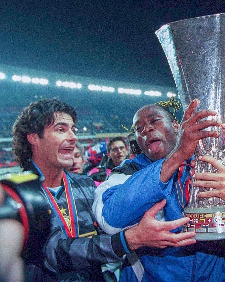 FIFAワールドカップさんのインスタグラム写真 - (FIFAワールドカップInstagram)「Celebrate good times... Which Brazilian superstar is holding the UEFA Cup trophy with @inter team-mate Taribo West? Swipe right to find out 👉👀 #TuesdayTease」3月26日 23時56分 - fifaworldcup