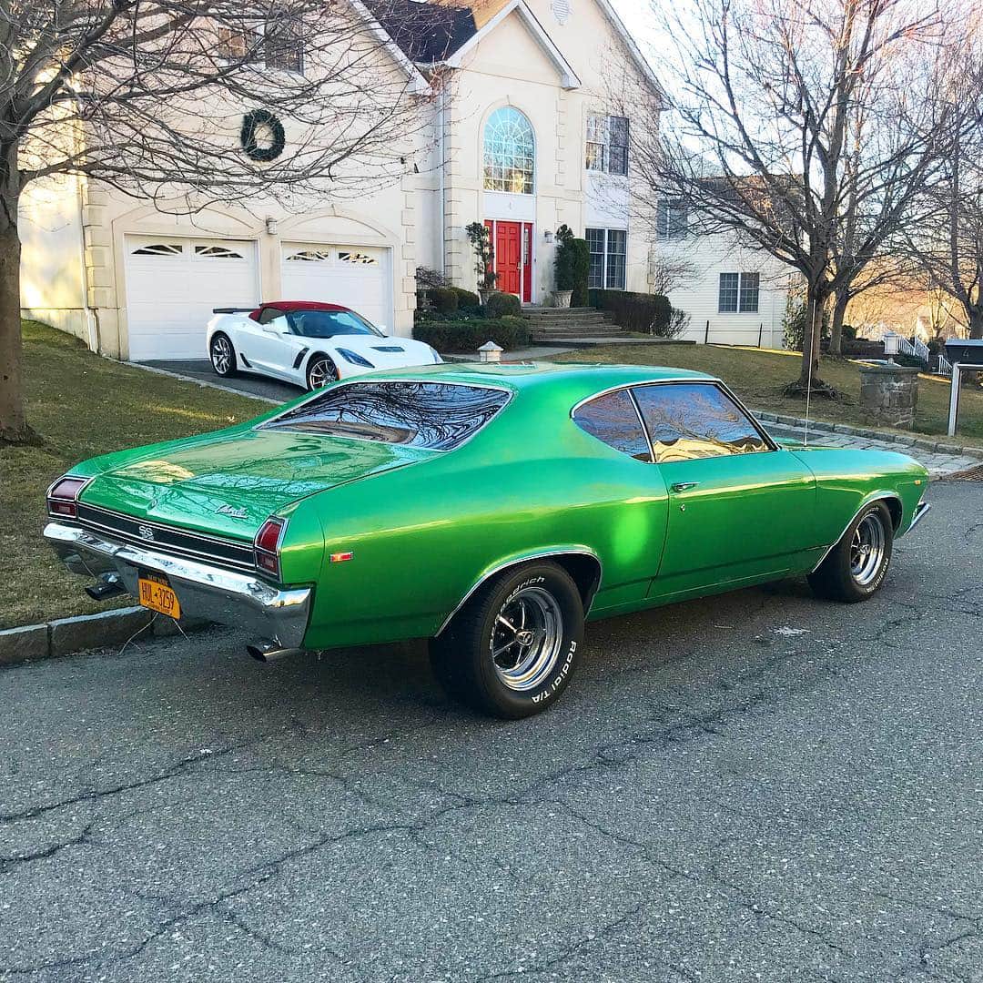 ファンクマスター・フレックスのインスタグラム：「My #69chevelle #ss396 running mean! Thanks to Bobby! @therealclsmooth x Nicky x @cmb.collision on the paint! (I know I gotta take down Christmas shit off the house) 🤷🏿‍♂️ @groundupss396」