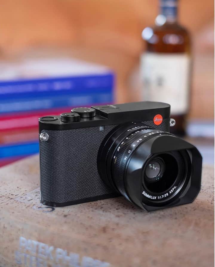 のインスタグラム：「Simplicity and sophistication combined. Discover all the features of the new Leica Q2 via the bio link and read a review by @sjpulvirent on @hodinkee.  #LeicaCamera #Leica #🔴📷 #Leicagram #LeicaQ2 #TheLeicaLook #fullformat #leicaproformat #compactcamera #ProfessionalPhotography #LeicaPorn #CameraPorn #ShootLeicaPro」
