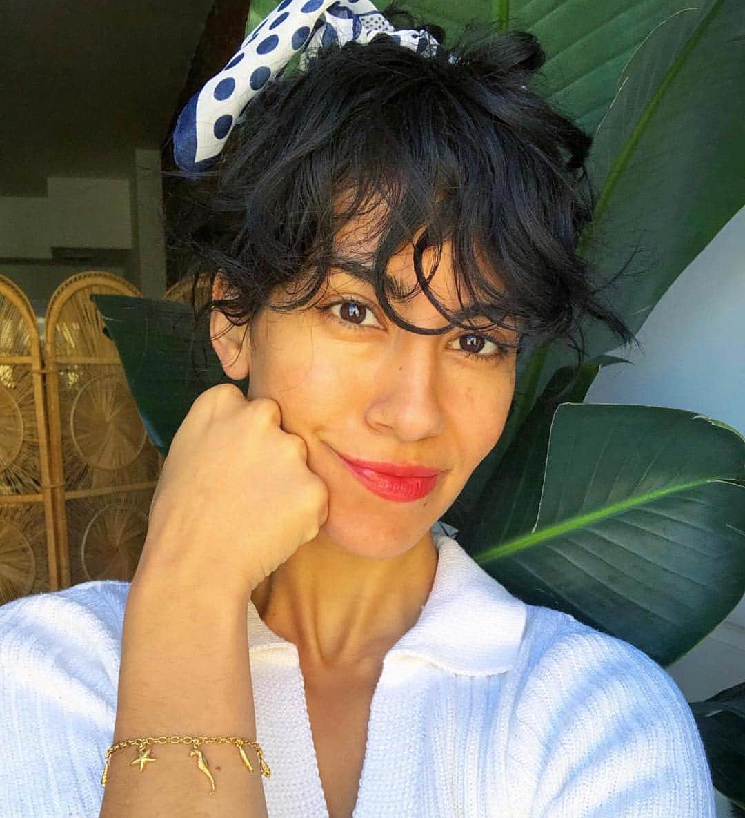 のインスタグラム：「Regram from the amazing @stevieyaaaay ✨ Her blog give props to an Earth that gives ya everything & we’re honoured to collaborate🌎 Stevie wear our Ocean Life charm bracelet, £10 from each piece of Oceans sold will be donated to @friends_earth to help their battle against plastic pollution until 31st August 2019 💪🏻 . #alexmonroe #ocean #zerowaste #drasticonplastic #plasticfree #jewellery #climatechange #yayforearth」