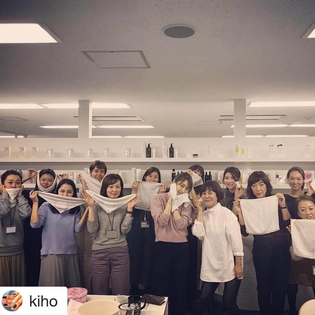 山本浩未さんのインスタグラム写真 - (山本浩未Instagram)「『#メイクのりのいい肌になるビューティライブ』開催しまっす。 まずは#uka表参道 から😃  #Repost @kiho with @get_repost ・・・ 昨日は浩未さんがuka office lady's達に向けての スキンケアレッスン❤︎ @kobako_official の スチーム温顔タオルと シルクマッサージブラシの併用で効果倍増レッスン❤︎ お肌をいたわることが何よりも大切と、浩未さんの肌愛を楽しくレッスン❤︎ おかげで、uka子達はピカピカお肌✨  あまりに楽しいので^_^ 浩未さんの素肌作りと素肌メイクのレッスンを 表参道uka storeでの開催決定❤︎ 4月26日です！ 詳しくは ↓ @uka.store.official  近日詳細公開いたします^_^  #kobako #スチーム温顔  #シルクマッサージブラシ  #山本浩未 さん #素肌美容  #素肌メイク  #uka」3月27日 0時03分 - hiromicoy