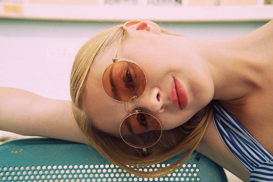 のインスタグラム：「An uplifting take on a timeless classic, 18-22 carat rose gold-plated titanium round frames featuring peach lenses and elevated with peach ‘stained glass’ side shields for contrast . . . #DearKowloon #LFSS19 #lindafarrow #fashionaccessories #eyewear  Photography: @spitgan_magazine」