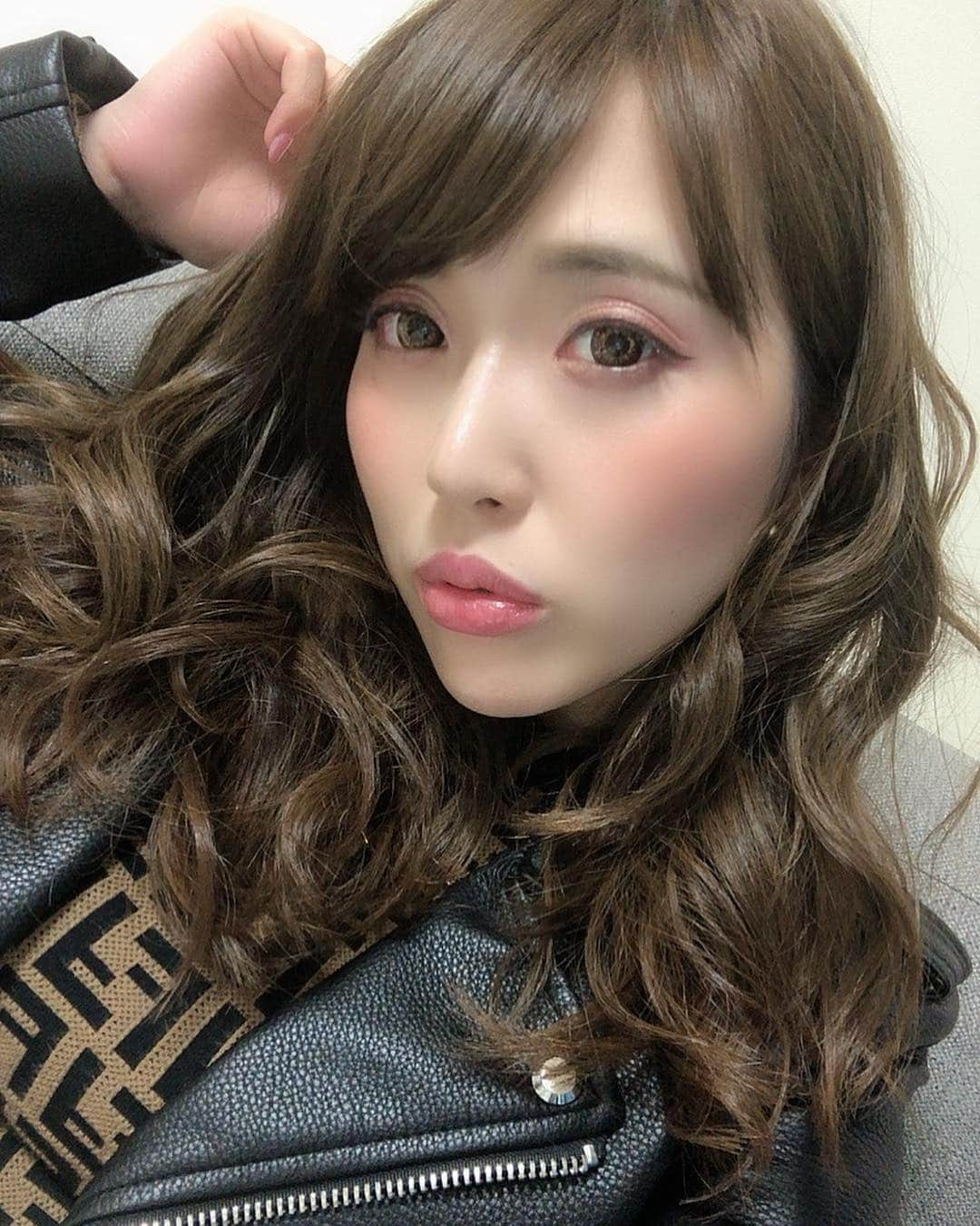 岡英里さんのインスタグラム写真 - (岡英里Instagram)「最近仲間入りしたコスメ💄 . . 発色良くて大人可愛い感じ💞どんなファッションでも合わせやすいからオススメ(^^) . . eyeshadow:#excel #cs03 cheek: #chanel #140tweedbeige . . #岡英里 #グラビアアイドル #メイク #ファッション #美容 #コスメ #シャネル #ブラウン #チーク #サナエクセル #エクセル #アイシャドウ #高発色 #プチプラ #コスパ良し #綺麗 #可愛い #japanese #makeup #fashion #gravure」3月27日 0時04分 - okaeri0424