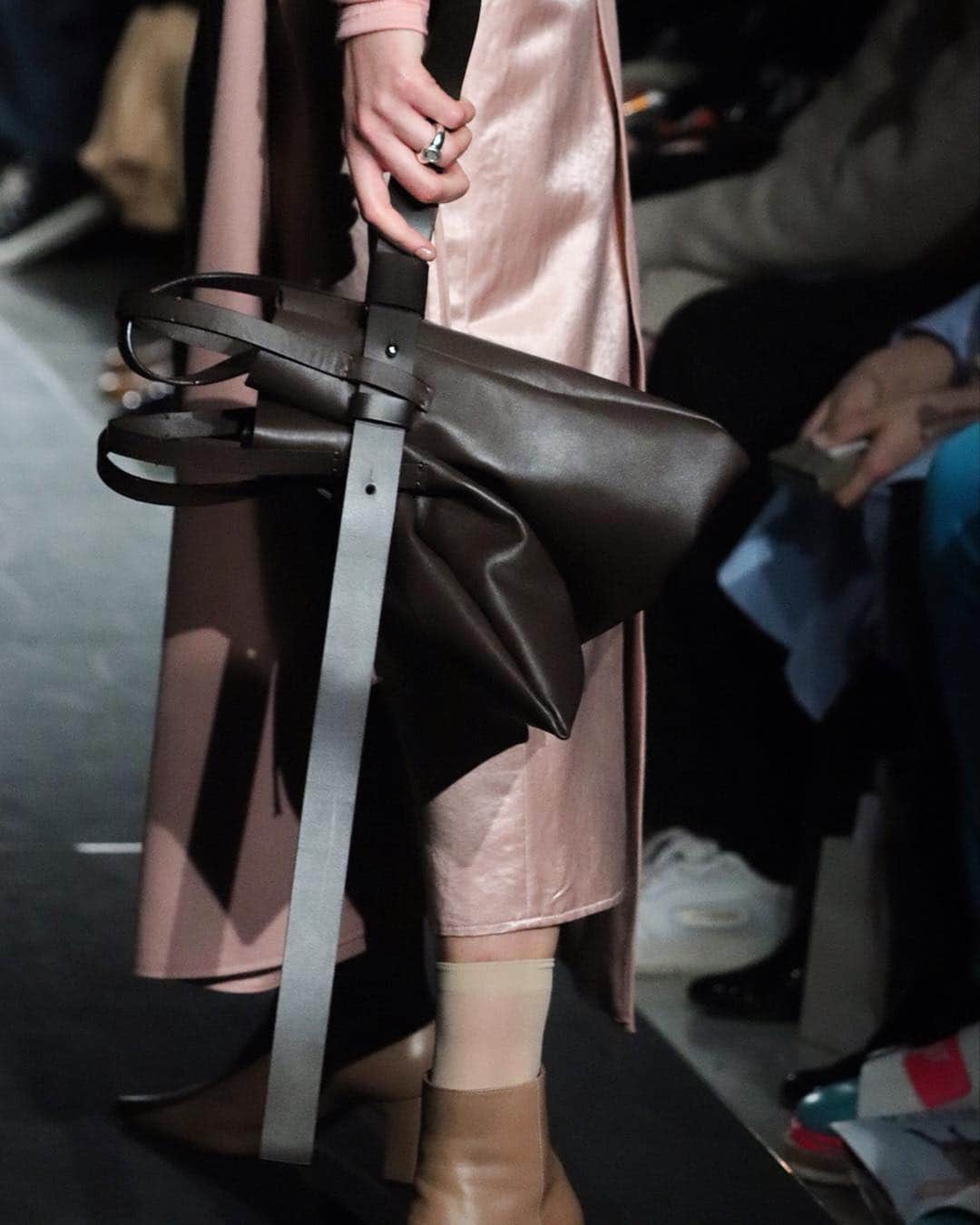 WWDジャパンさんのインスタグラム写真 - (WWDジャパンInstagram)「【東コレ取材】「ポステレガント」は思わず見入ってしまう上質な素材感と仕立ての服が続きます。特にバッグが◎﻿ ﻿ 開け口をレザーベルトで締めるトライアングル型のバッグをベースに、さまざまなバリエーションと大きさのバッグが登場しました。﻿ ﻿ このショーをきっかけに、“大人の上質服”市場のパイを大幅に奪いそうな予感......！﻿ ﻿  PHOTO : SHUNICHI ODA﻿ ﻿ #POSTELEGANT #ポステレガント #AFWT #AmazonFWT」3月27日 0時04分 - wwd_jp