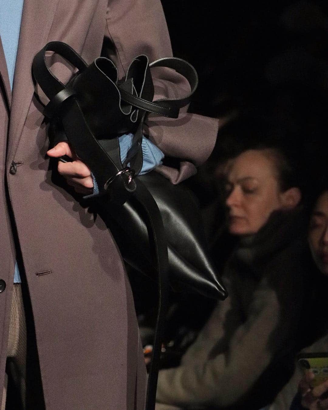 WWDジャパンさんのインスタグラム写真 - (WWDジャパンInstagram)「【東コレ取材】「ポステレガント」は思わず見入ってしまう上質な素材感と仕立ての服が続きます。特にバッグが◎﻿ ﻿ 開け口をレザーベルトで締めるトライアングル型のバッグをベースに、さまざまなバリエーションと大きさのバッグが登場しました。﻿ ﻿ このショーをきっかけに、“大人の上質服”市場のパイを大幅に奪いそうな予感......！﻿ ﻿  PHOTO : SHUNICHI ODA﻿ ﻿ #POSTELEGANT #ポステレガント #AFWT #AmazonFWT」3月27日 0時04分 - wwd_jp