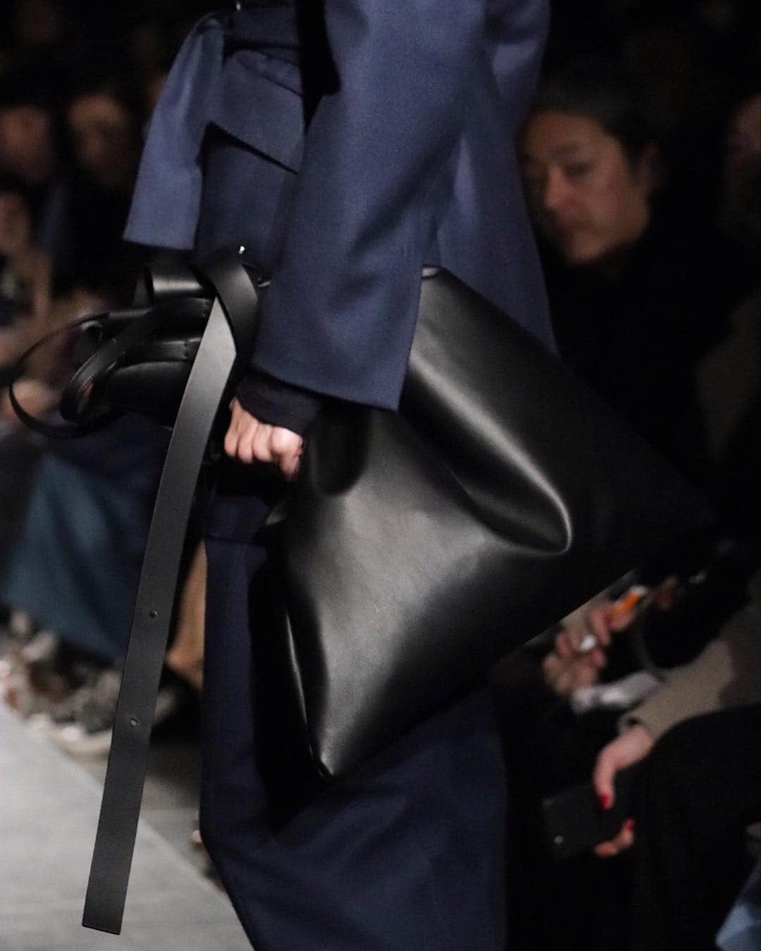 WWDジャパンさんのインスタグラム写真 - (WWDジャパンInstagram)「【東コレ取材】「ポステレガント」は思わず見入ってしまう上質な素材感と仕立ての服が続きます。特にバッグが◎﻿ ﻿ 開け口をレザーベルトで締めるトライアングル型のバッグをベースに、さまざまなバリエーションと大きさのバッグが登場しました。﻿ ﻿ このショーをきっかけに、“大人の上質服”市場のパイを大幅に奪いそうな予感......！﻿ ﻿  PHOTO : SHUNICHI ODA﻿ ﻿ #POSTELEGANT #ポステレガント #AFWT #AmazonFWT」3月27日 0時04分 - wwd_jp
