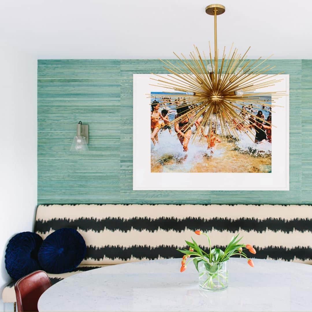 HGTVさんのインスタグラム写真 - (HGTVInstagram)「Textures are an easy way to add visual interest on otherwise boring walls. We're big fans of grasscloth in all different shades. Visit the link in our bio for 20 examples of grasscloth in designs we love. Design by @blacklacquerdesign. . . . #wallpaper #grasscloth #texture #interiordesign」3月27日 0時09分 - hgtv