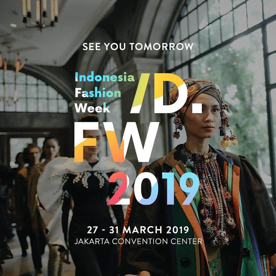 Ivan Gunawanさんのインスタグラム写真 - (Ivan GunawanInstagram)「@indonesiafashionweekofficial Just ONE day left to go! Are you excited to see the biggest fashion event in Indonesia?  See you tomorrow! - #ifw2019  27 - 31 March 2019 @balaisidangjcc」3月27日 0時09分 - ivan_gunawan