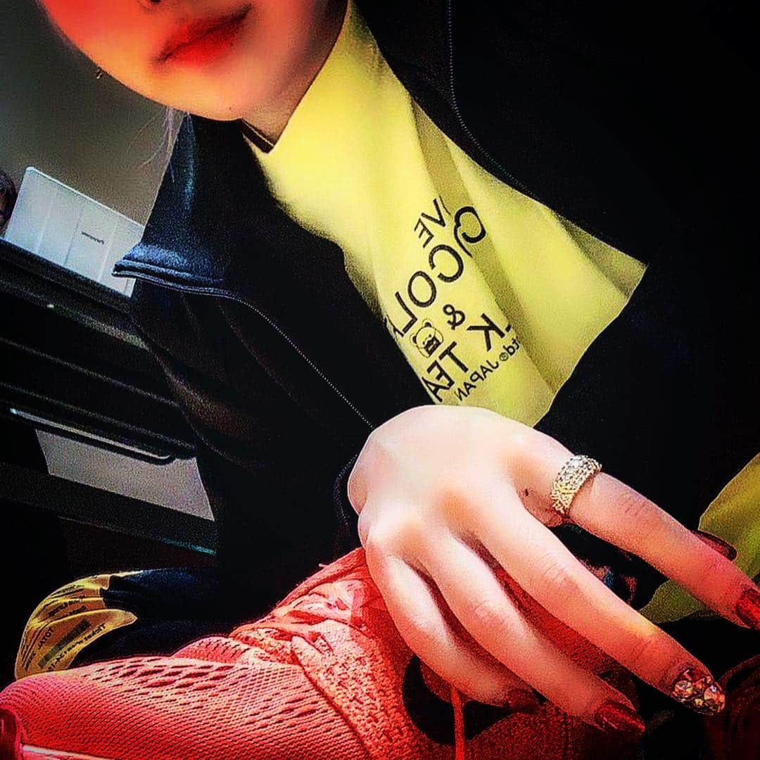 澁谷梓希さんのインスタグラム写真 - (澁谷梓希Instagram)「▼ ネオンカラー . ギャルなのでネオンカラーだいすき . #ootd #kinglymask #pinkishneon #harajuk #instafashion #japanesegirl  #model #neoncolor  #nail #派手 #自撮り #sneakers #followme」3月27日 0時11分 - azk_s811