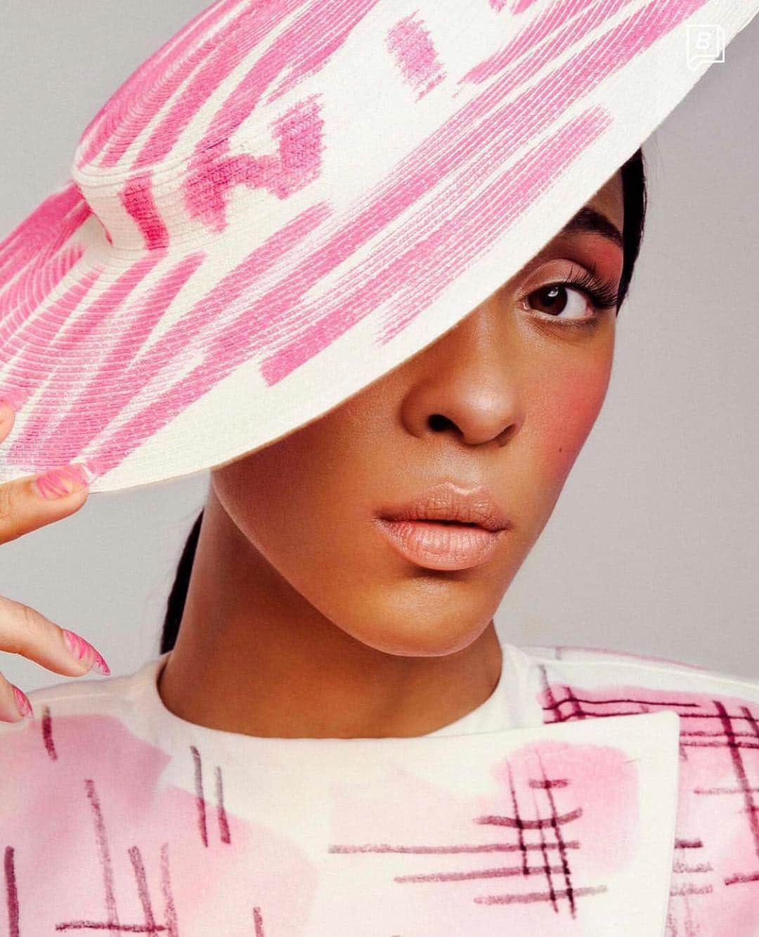 Moschinoさんのインスタグラム写真 - (MoschinoInstagram)「Moschino Milano @mjrodriguez7 @bustle #moschino @itsjeremyscott photo @brookenipar styled @gabbyprescod hair @ursulastephen makeup @itsmatin nails @misspopnails」3月27日 0時15分 - moschino