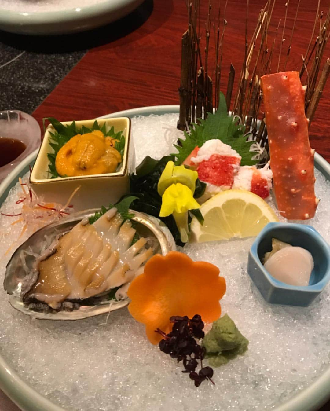 椿彩加さんのインスタグラム写真 - (椿彩加Instagram)「. 食べまくって飲みまくった 北海道3日間🐮❄️ . ずっとスノボも木の葉しか 出来なかったけど今回で S字まで出来るようになった❤️ また冬になったら忘れてるであろうけど。笑 . +2.3kgはリアルに増えたと思う。 怖いから体重は測りません。 . #北海道 #食べて #飲んで #食べつつ飲んで #また食べて #飲んで #繰り返し #蟹 #海老 #雲丹 #うますぎ #八角魚 #仰天すぎた #そりゃ太る #初 #北海道 #楽しすぎた #スノボ #ニセコ #からの #すすきの #また行きたい #hokkaido #niseko #susukino #snowboarding」3月27日 0時16分 - ayaka_tsubaki23