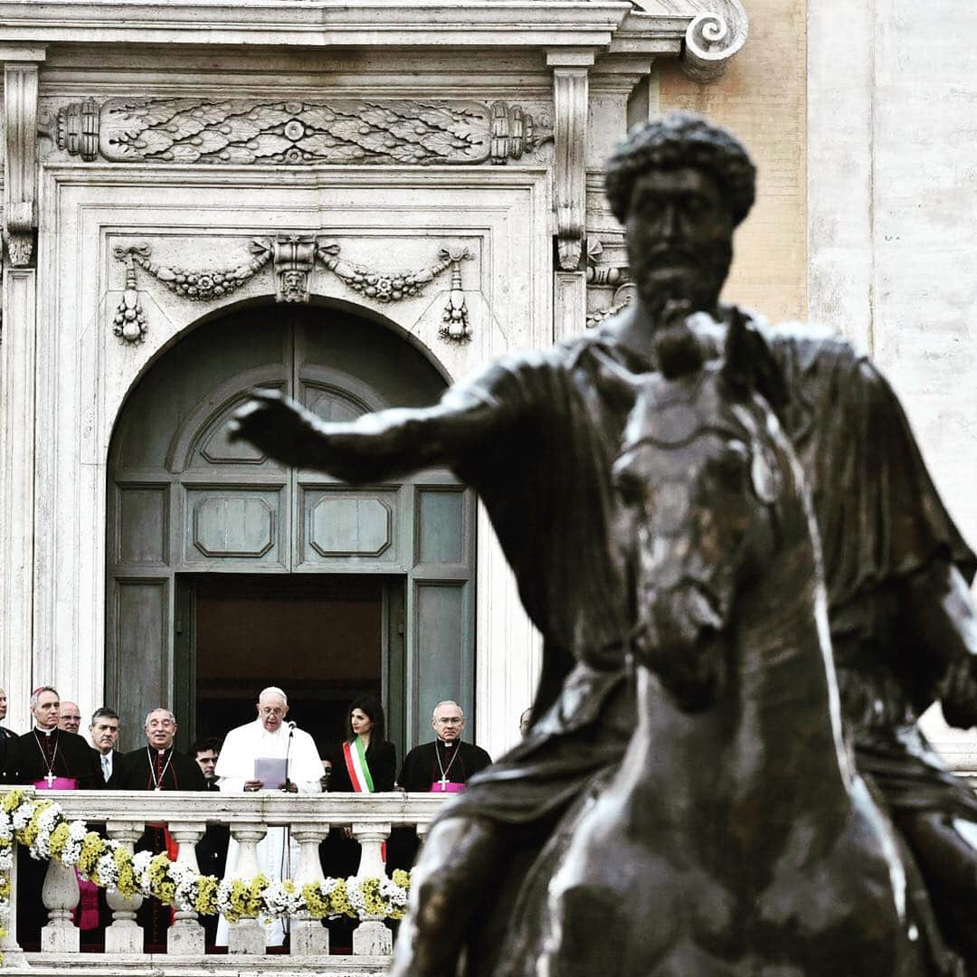 フランシスコ（ローマ教皇）さんのインスタグラム写真 - (フランシスコ（ローマ教皇）Instagram)「EN: Visit to the headquarters of Rome Municipality, at the Capitoline Hill. PT: Visita ao Capitólio, sede da prefeitura de Roma. ES: Visita a la alcaldía de Roma, en el Capitolio. IT: Visita al Comune di Roma. FR: Visite à la mairie de Rome, sur le Capitole. #Campidoglio #Roma」3月27日 0時21分 - franciscus