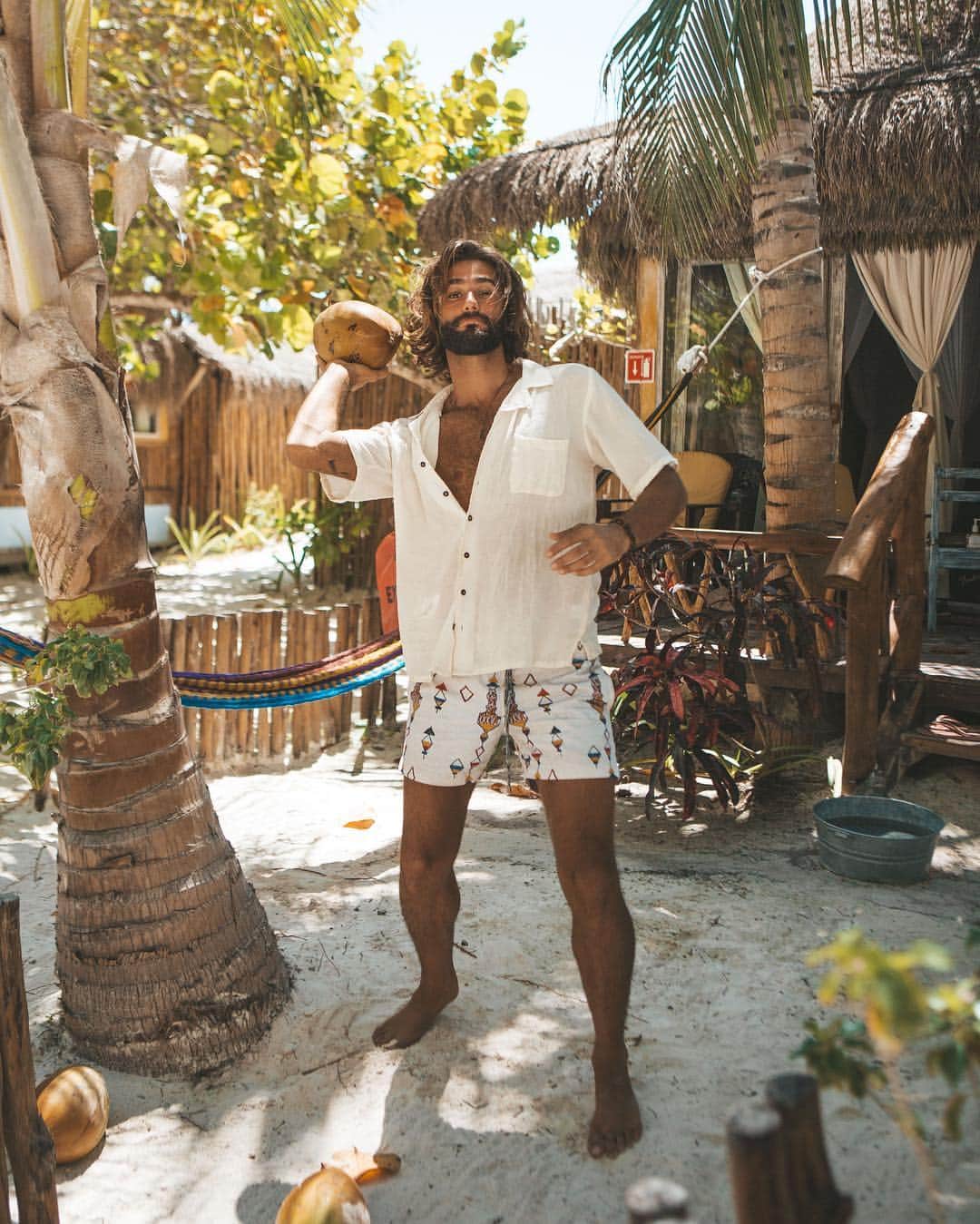 Ricardo Baldinさんのインスタグラム写真 - (Ricardo BaldinInstagram)「Catch that! 🤪  Did you know you could live like ‘cast away’ out of coconut (and a volleyball friend)? Coconut water and nut can have sugar, antioxidants, proteins, minerals and dietary fiber. Don’t go LOKO! Have some more COCO 🥥  #healthylife #yoga #coconut」3月27日 0時23分 - rbaldin