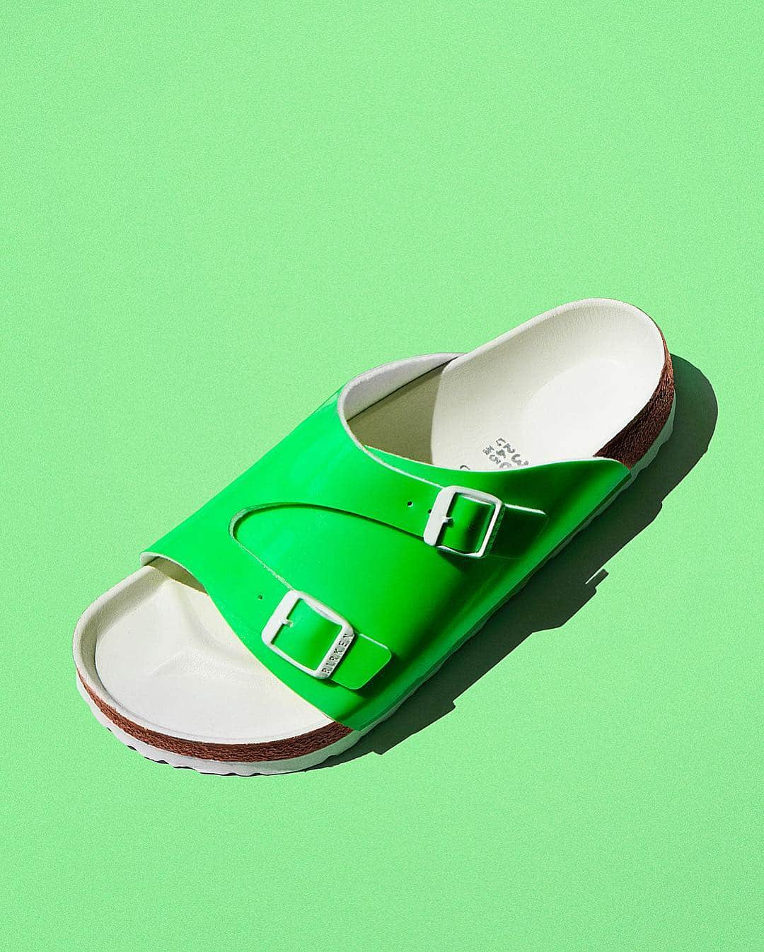 オープニングセレモニーさんのインスタグラム写真 - (オープニングセレモニーInstagram)「The third OC x @Birkenstock collab is here! The classic Zurich sandal gets a shiny neon update with a luxe leather wrapped footbed for premium comfort. Shop the unisex collection online and in stores now 🎾💦」3月27日 0時30分 - openingceremony