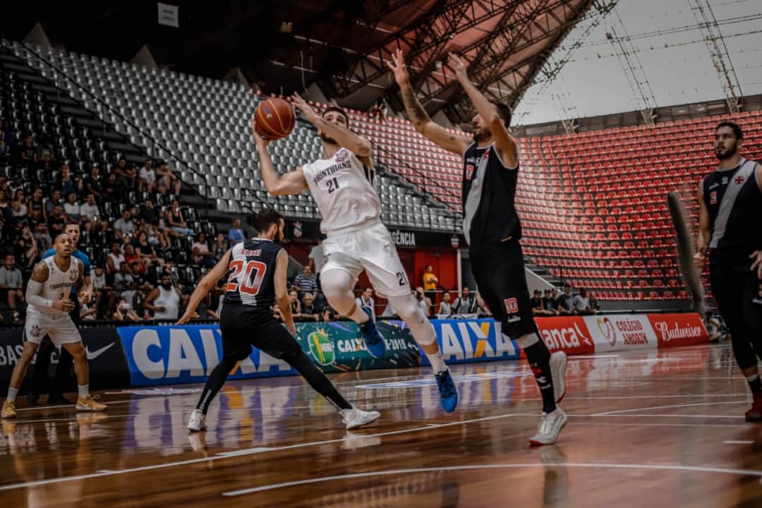 コリンチャンスさんのインスタグラム写真 - (コリンチャンスInstagram)「De olho em um lugar entre os oito melhores da temporada regular do @nbb, o @sccorinthians.basquete entra em quadra hoje, às 20h, contra o Botafogo. A partida será no Ginásio Wlamir Marques, no Parque São Jorge, com entrada franca para a Fiel Torcida! . O jogo também terá transmissão ao vivo do Bandsports. . 📷Beto Miller . #VaiCorinthians #CorinthiansBasquete #NBB」3月27日 0時30分 - corinthians