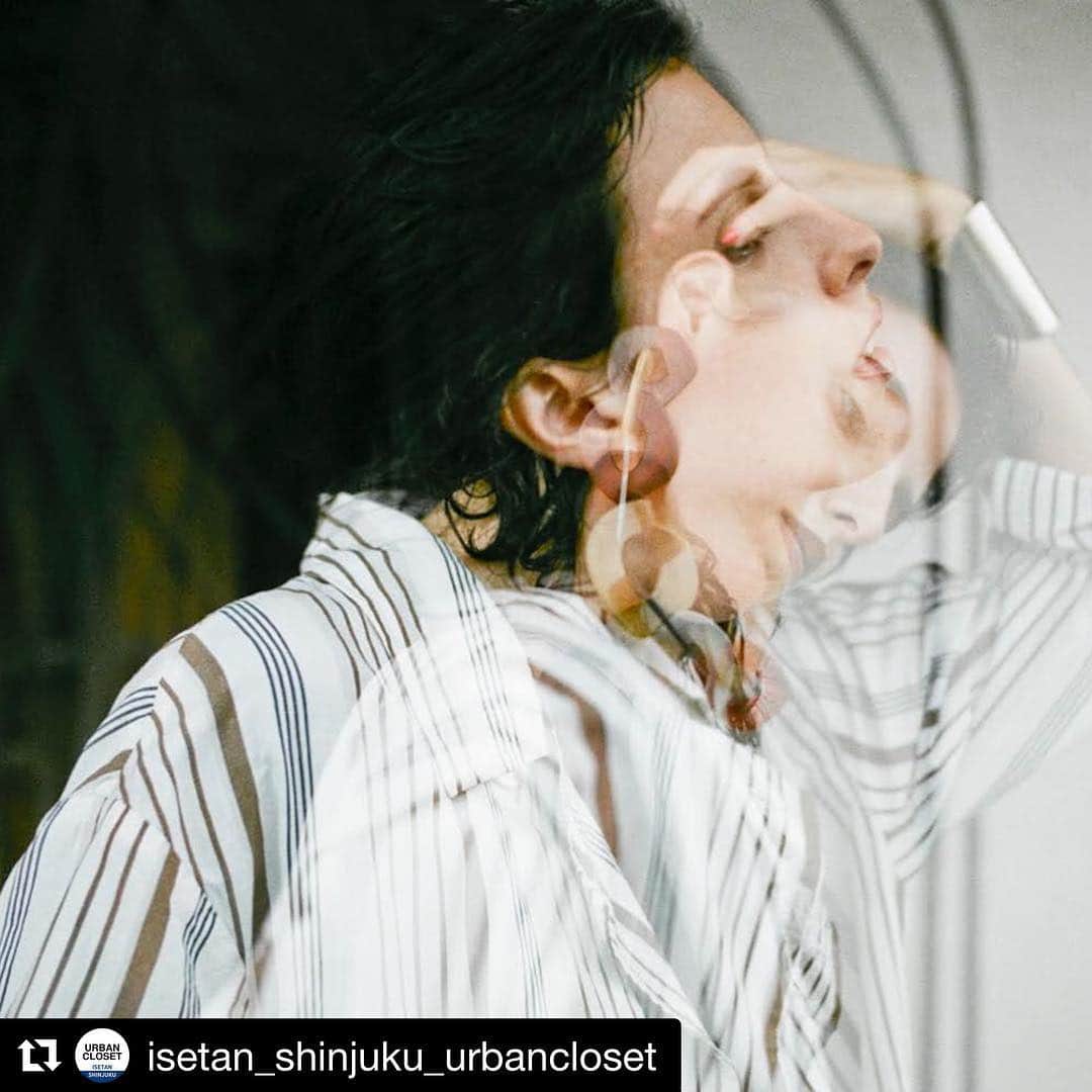 のインスタグラム：「みなさまぜひ〜！ 明日からです❣️ *  #Repost @isetan_shinjuku_urbancloset with @get_repost ・・・ 【POP UP】﻿﻿ ﻿﻿ ＜Uhr＞﻿﻿ 3月27日(水)〜4月10日(火)﻿ 本館2階＝アーバンクローゼット﻿ ﻿﻿ ﻿﻿ 3シーズン目を迎える＜Uhr＞の﻿POPUP STOREを開催いたします。﻿﻿ ﻿ ﻿﻿ 2018年春夏にデビューしたブランド＜Uhr(ウーア)＞は、﻿ドイツ語で“時”を意味し、﻿人生の様々な“時”に記憶されていくようなアイテムを展開しています。﻿﻿ ﻿﻿ ﻿ 2回目となる伊勢丹新宿店でのPOPUP STOREでは、﻿春夏の新作となる上質なリネン素材を使ったジャケットや﻿大胆なシルエットを楽しむシルク混のカットソーなど、﻿これからの季節を快適に楽しめるアイテムが多く揃います。﻿﻿ ﻿ ﻿﻿ 春夏の新作が一堂に並ぶこの機会にぜひご覧くださいませ。﻿﻿ ﻿﻿ ﻿﻿ なお、期間中、数量限定で＜Uhr＞オリジナルの﻿﻿ リネンバッグをノベルティとしてご用意しております。﻿﻿ ※ノベルティの数には限りがございますので、﻿なくなり次第終了とさせていただきます。﻿ご了承くださいませ。﻿﻿ ﻿﻿ ﻿﻿ ﻿﻿ #Uhr#ootd#fashion#isetan#伊勢丹#伊勢丹新宿店#ウーア」