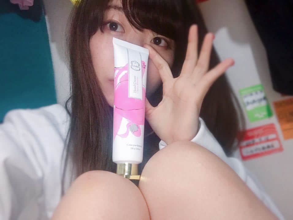 ぱいぱいでか美のインスタグラム：「最近LALINEでボディケアしてるんだけど いい匂いって言われるようになった……！(当社比) ꙳ #LALINE #bodycare #bodycream #handcream #milkfed ꙳ MILKFED.の展示会でいただいて ここ1ヶ月くらいずーっとLALINE使ってます！ 小さいハンドクリームは外出先で。 家ではおっきいボディクリームをお風呂上がりに全身に使ってるよ！ 例年より乾燥してない気が！ しかも共演するアイドルの方とかに 「でか美さんいい匂いする〜♡」とか言って 嗅がれたりするので LALINE使い始めてよかったです。笑 甘い香りだけど誰にでも好かれる匂いって感じで私も好みです♡ . いい匂いで『大恋愛体質』リリースに向かっていくぞ！ ということで日付超えてあと一週間で発売日だ！ 4/3ですから〜！！！んおおおおおお ハイライトの「CDが出ます」を見てね。 あと毎日告知ツイートしてストーリーにも載せてるから 気が向いたら……向かなくても…… チェック……して……ね…………♡」