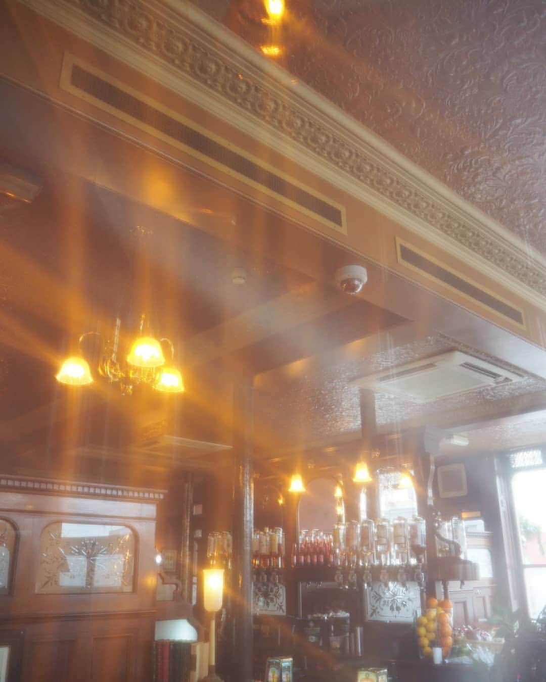 のインスタグラム：「The perfect place for a port and lemon... #VioletIda @blackrabbitlondon」
