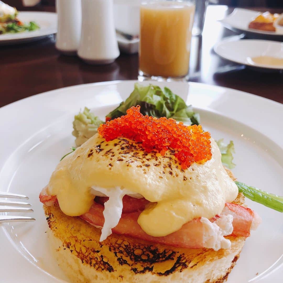 山﨑 薫のインスタグラム：「久しぶりに食べると美味しいエッグベネディクト。  ハワイに行きたいなー。  今年中に絶対ハワイに行きたいっ。  #eggbenedict #breakfast #エッグベネディクト」