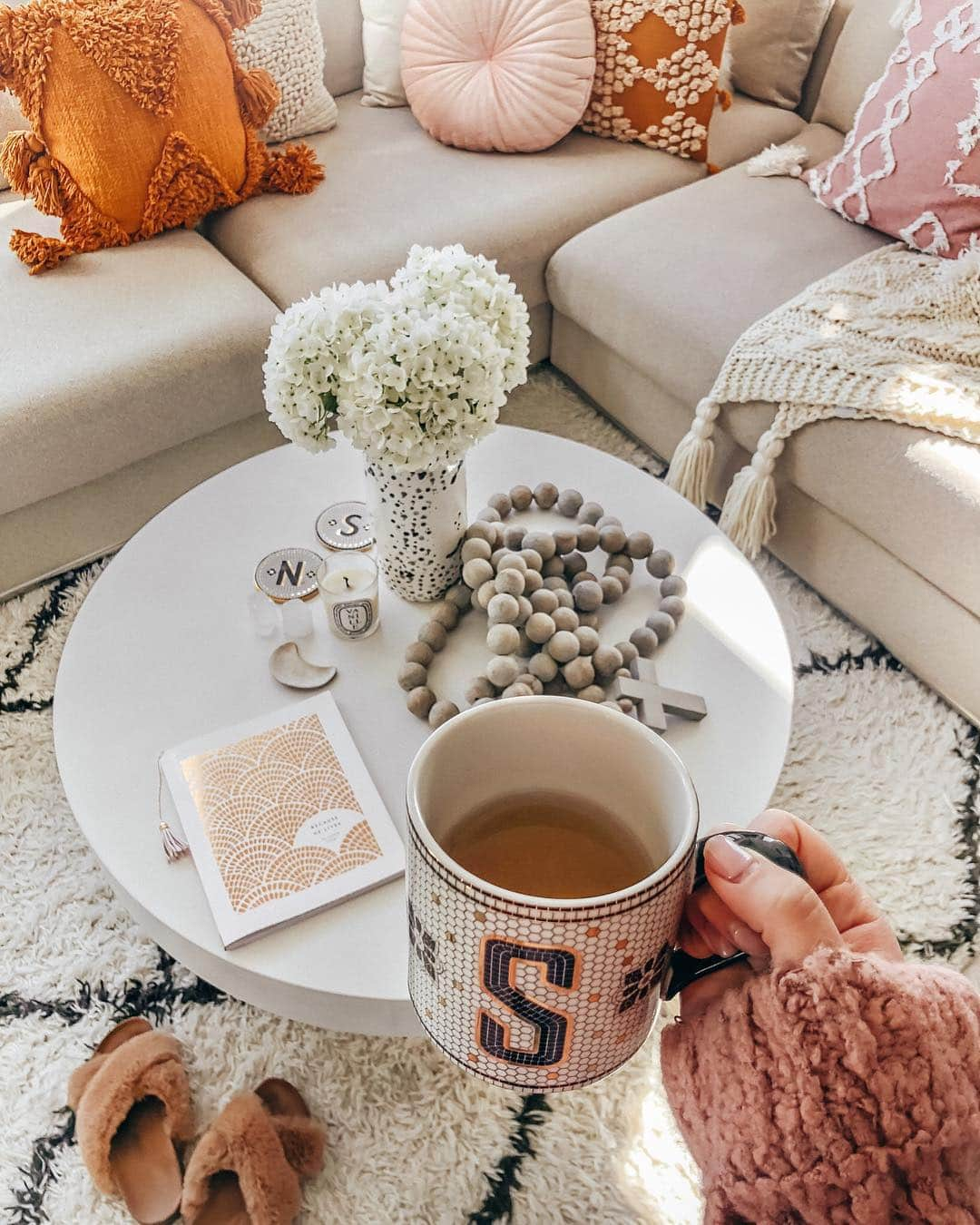 Stephanie Sterjovskiさんのインスタグラム写真 - (Stephanie SterjovskiInstagram)「Another sunny morning 🙌 This spring-like weather is giving me life. So is this new coffee table we got to create more space in this area (we’ll be doing an updated living room & bedroom tour once all of our other pieces arrive). Linked it here if you’d like to take a look, along with our fun spring throw pillows that add a little colour for the season: http://liketk.it/2AJbN @liketoknow.it #liketkit #LTKhome 🦋 . Hope you got your quiet time in! I love mine reading @shereadstruth 📖 Easter study + sipping on some tea! Have a great day loves 😘」3月27日 0時50分 - stephsjolly