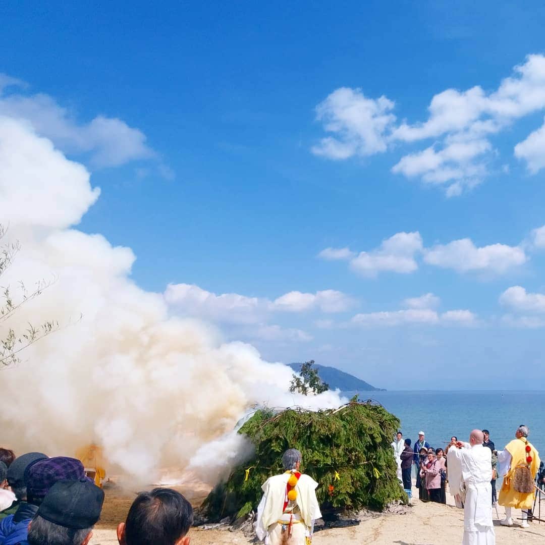 琵琶湖グランドホテル / 京近江さんのインスタグラム写真 - (琵琶湖グランドホテル / 京近江Instagram)「比良八講。 #比良八講 #荒れ仕舞い #琵琶湖 #比叡山 #阿闍梨さん #採燈護摩供 #絶景 #ビワコイ #滋賀写真部 #滋賀 #京都 #旅行 #琵琶湖グランドホテル #京近江 #hirahakkou #hieizan #lakebiwa #spring #beautifulview #goma #gobiwako #hellootsu #koseitekina #shiga #kyoto #japan #travel #biwakograndhotel #kyooumi @biwakograndhotel_kyooumi」3月27日 0時52分 - biwakograndhotel_kyooumi