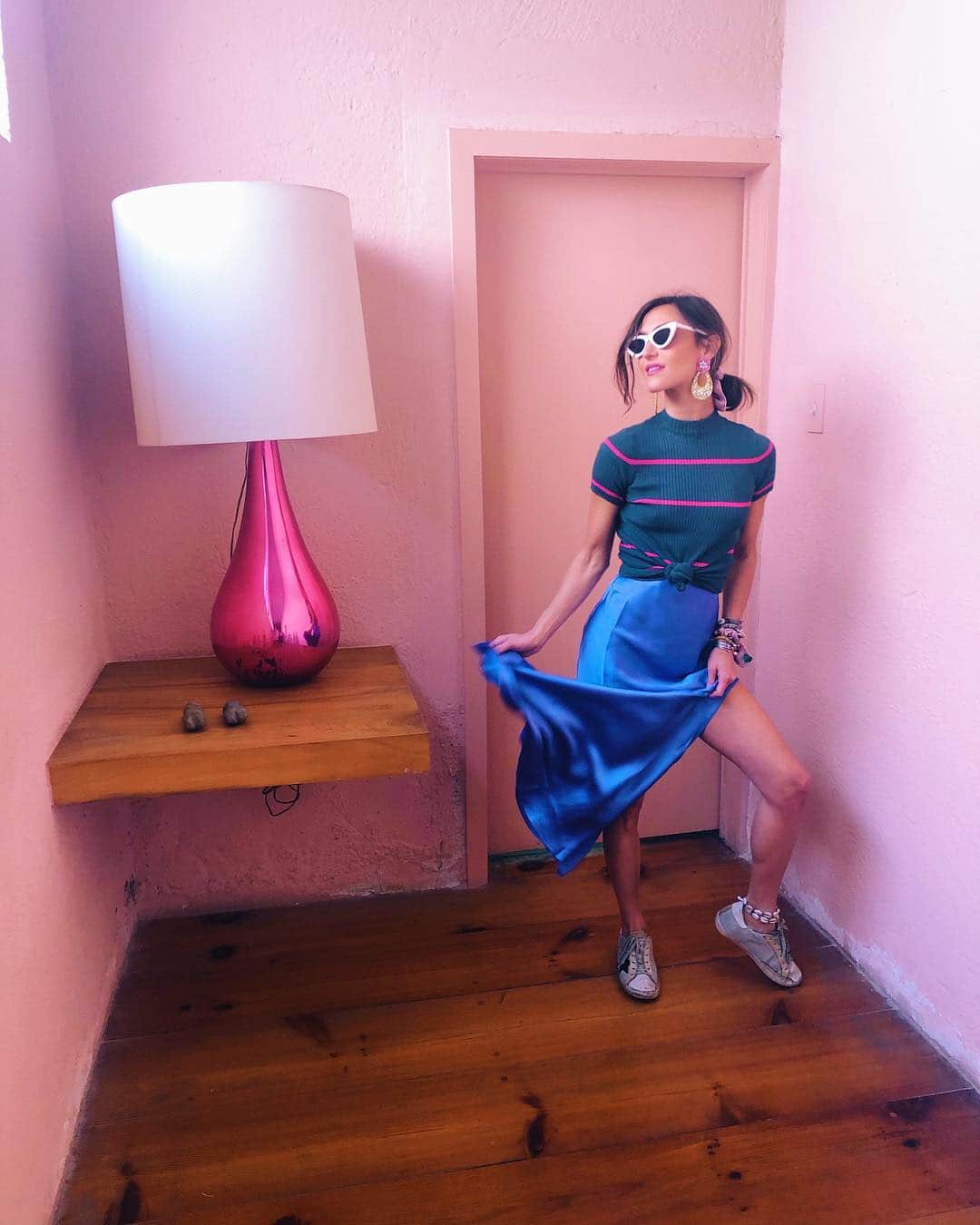 のインスタグラム：「Blending in 🌸🧜🏼‍♀️ @danielleasnyder visiting Cuadra San Cristobal in Mexico City • Tap to shop her look #dannijogirls #dannijotravels」