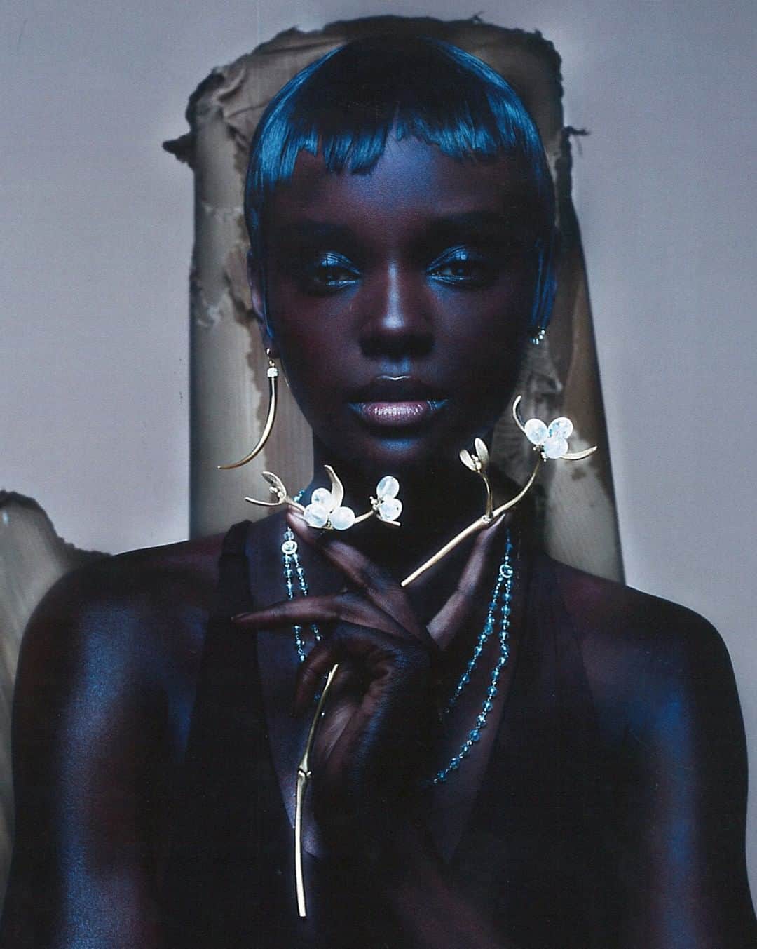 グーセンス パリのインスタグラム：「Mistletoe branch designed by @goossens_paris and @harumiklossowskaderola . . #📸 by @nick_knight , styled by @carolwoolton for @britishvogue . #Goossens #Harumiklossowskaderola #mistletoe #object #branch #yellow #gold #brass #rockcrystal」