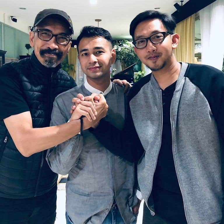 Raffi Ahmadさんのインスタグラム写真 - (Raffi AhmadInstagram)「Dahsyat ?????? #kebersamaan #bekerjadenganhati #berfikirpositiv  #gasspolenerzik #salamhangatterdahsyatuntukseluruhkeluargaindonesia」3月27日 0時56分 - raffinagita1717