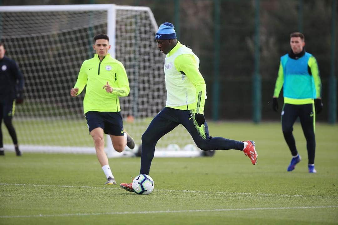 バンジャマン・メンディのインスタグラム：「A L L A H  I S  I N  C O N T R O L ☝🏾 @mancity」