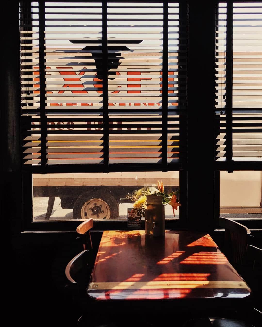 Robert Bingamanのインスタグラム：「No better place to conduct morning business.」