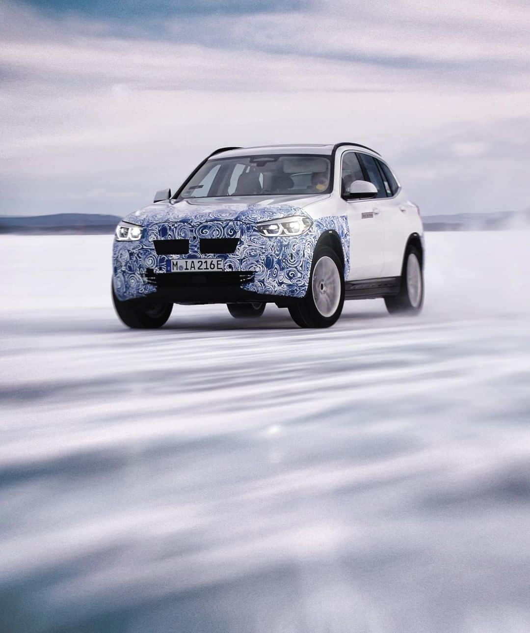 BMWのインスタグラム：「Snow, cold, and icy surfaces of frozen lakes: the performance and reliability testing of the production version of BMW iX3 is under extreme testing. #BMW #iX3 #winterdriving」