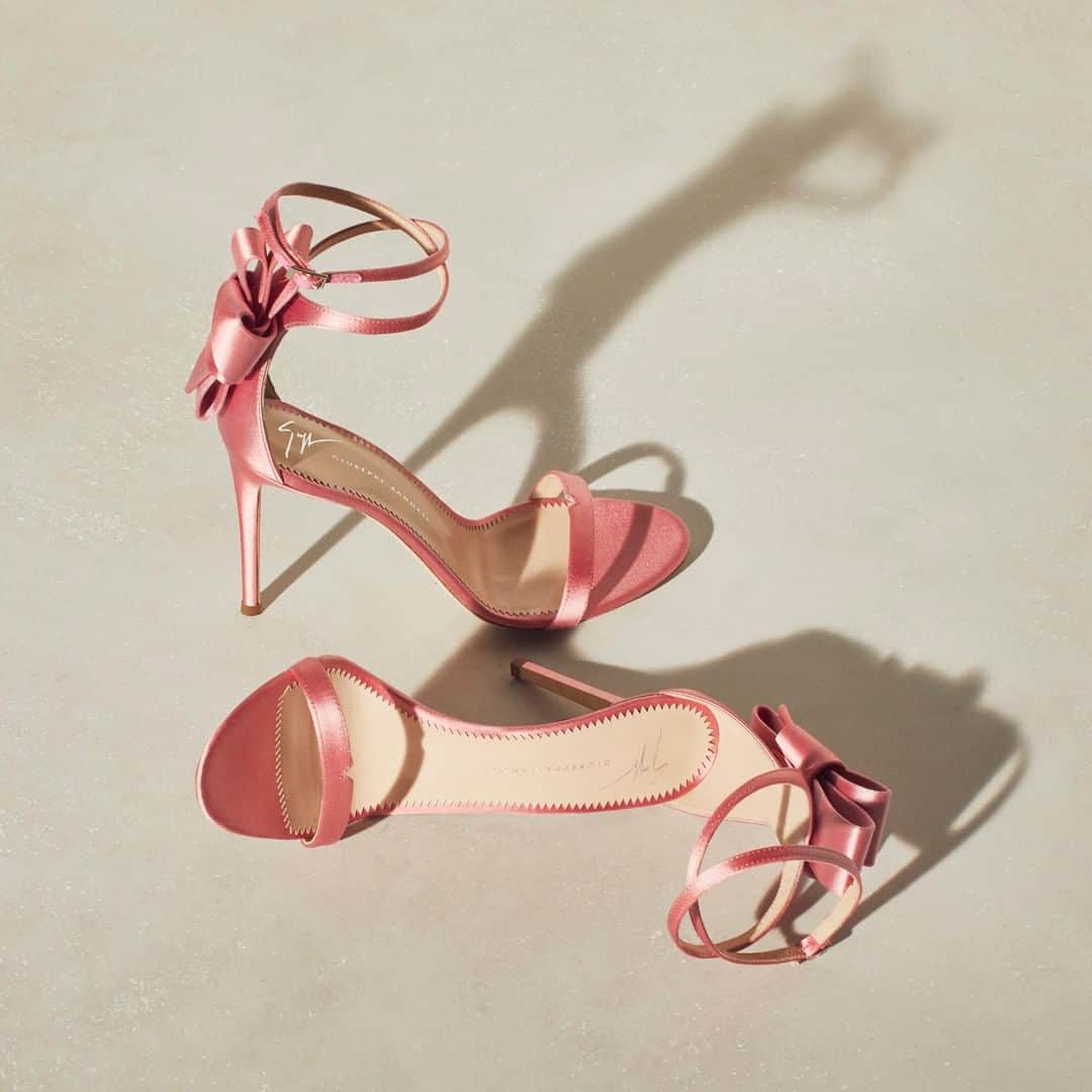 Giuseppe Zanotti Designさんのインスタグラム写真 - (Giuseppe Zanotti DesignInstagram)「Because pink can be much more than sweet. The ALINA BOW. #GiuseppeZanotti #GZSS19」3月27日 1時00分 - giuseppezanotti