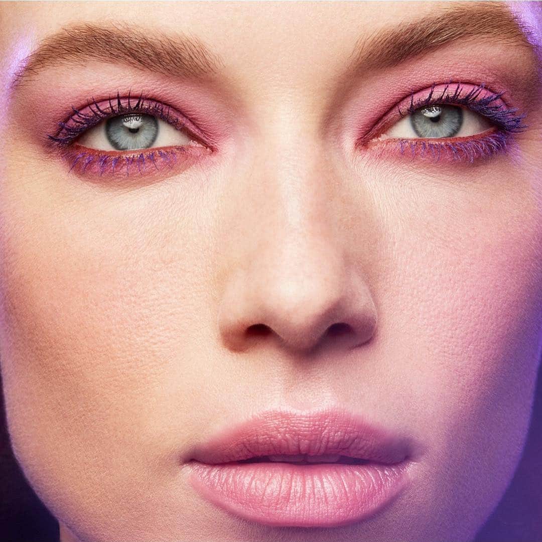 ハナー・ファーガソンさんのインスタグラム写真 - (ハナー・ファーガソンInstagram)「Love this graphic eye look created by @gregoris with @shiseido new ControlledChaos MascaraInk in shade Violet Vibe. #beautyreimagined #controlledchaos #shiseidopartner」3月27日 1時00分 - hannahfergusonofficial