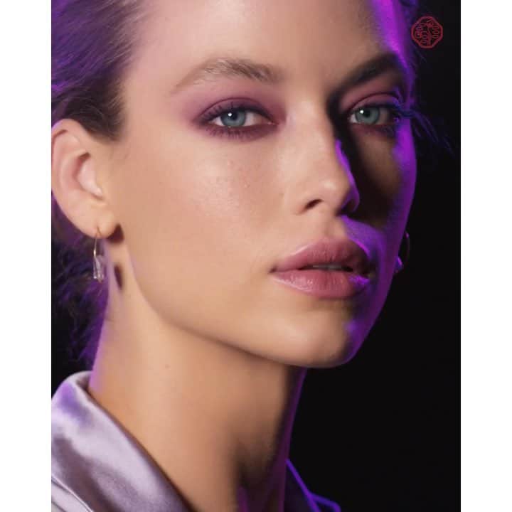 ハナー・ファーガソンのインスタグラム：「Love this graphic eye look created by @gregoris with @shiseido new ControlledChaos MascaraInk in shade Violet Vibe. #beautyreimagined #controlledchaos #shiseidopartner」