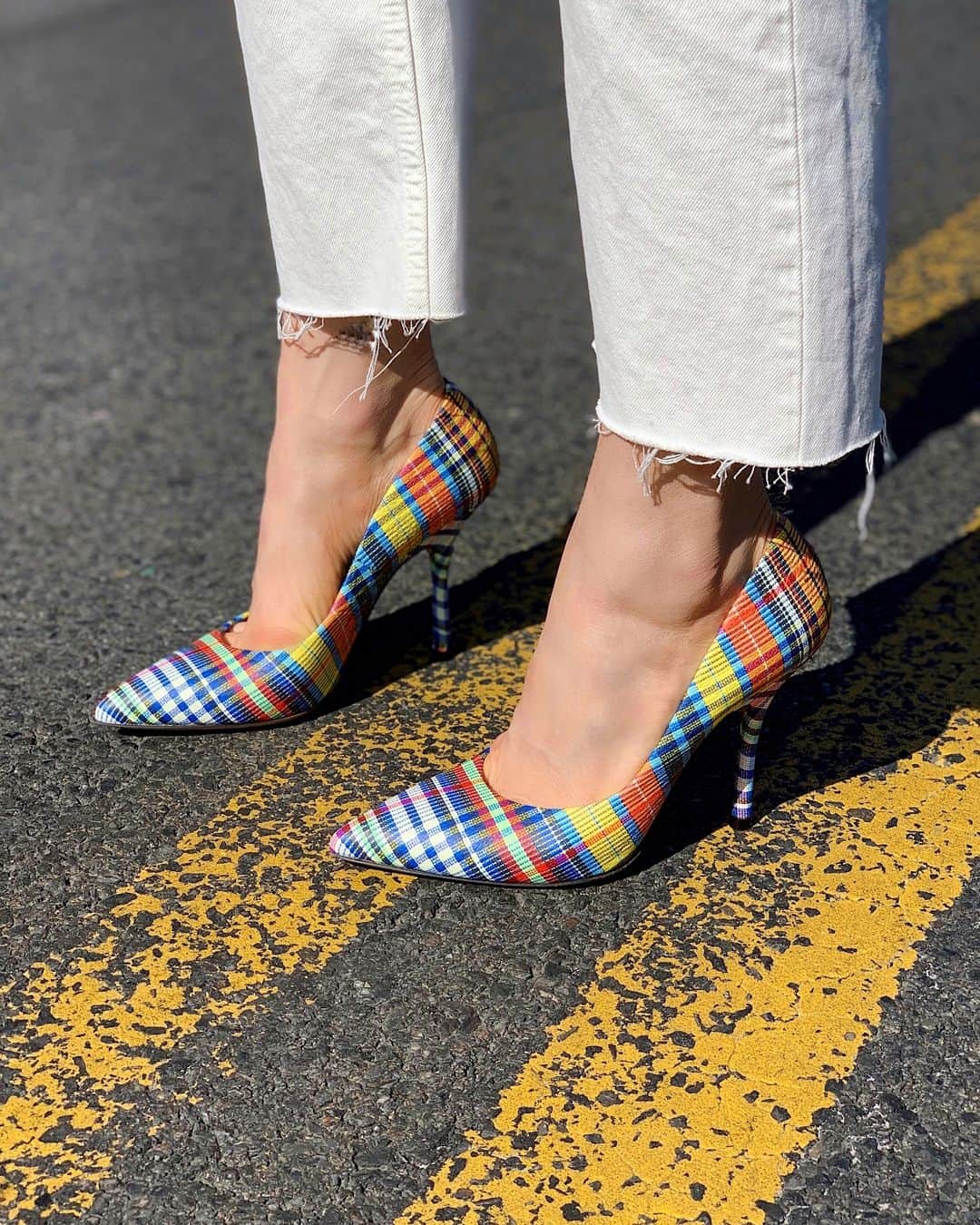 Bergdorf Goodmanさんのインスタグラム写真 - (Bergdorf GoodmanInstagram)「TRAFFIC STOPPING ⚠️ We can’t stop staring at @driesvannoten’s latest plaid pointed-toe pumps. Available now in store on 2 and online at BG.com. #BGOnFoot」3月27日 1時05分 - bergdorfs
