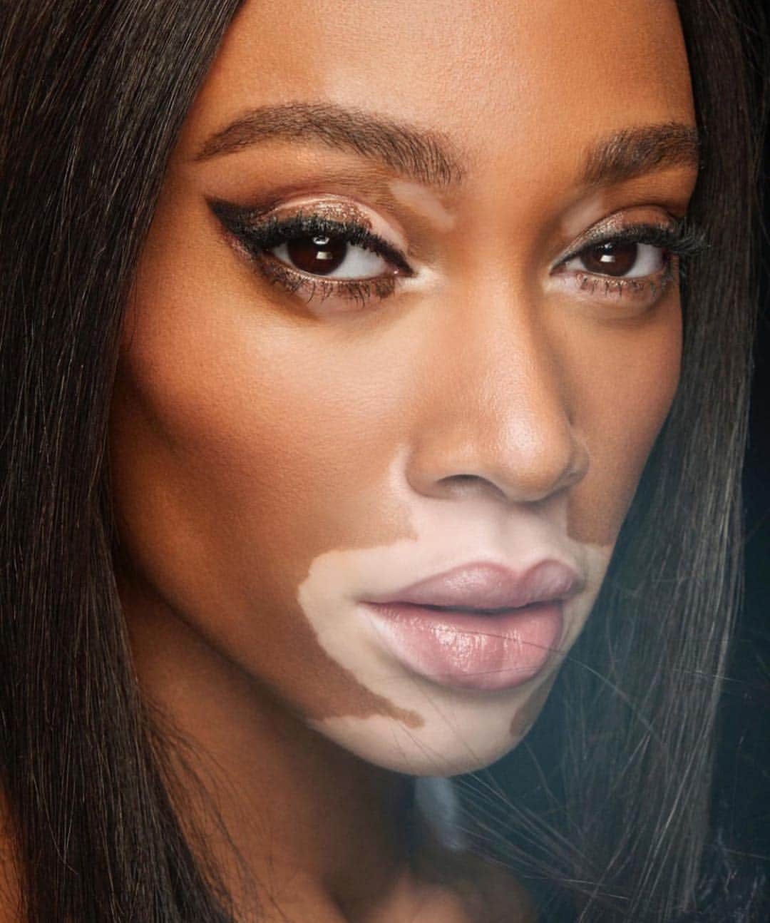 Vincent Oquendoさんのインスタグラム写真 - (Vincent OquendoInstagram)「🔥 FIRE 🔥 #winnieharlow for @shiseido shot by @miguelreveriego hair by @hoshounkpatin styled by @amarsana_style #beautyreimagined #controlledchaos」3月27日 1時05分 - makeupvincent