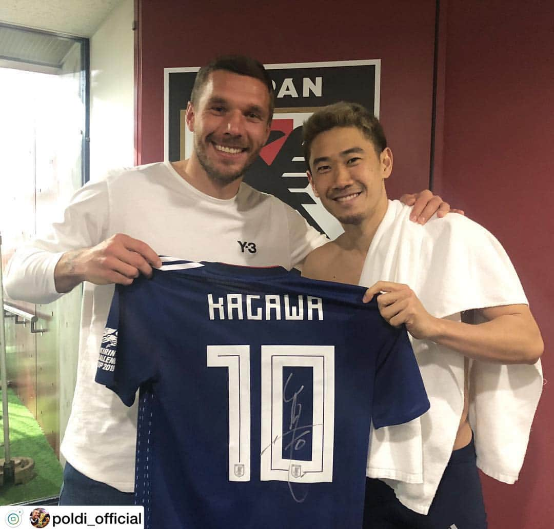 サッカーキングさんのインスタグラム写真 - (サッカーキングInstagram)「. 試合後に🤗 （2019.03.26） . 📷Photo from @poldi_official ----------------- The Power of 🔟 #SamuraiBlue 🇯🇵🤝 @sk23.10 #Kagawa #Poldi ----------------- #香川真司 #ShinjiKagawa #ポドルスキ #ルーカスポドルスキ #podolski #LukasPodolski #visselkobe #ヴィッセル神戸 #日本代表 #daihyo #SamuraiBlue #サムライブルー #森保ジャパン #🇯🇵 #NationalTeam #サッカー #football #⚽️ #サッカーキング」3月27日 1時06分 - soccerkingjp