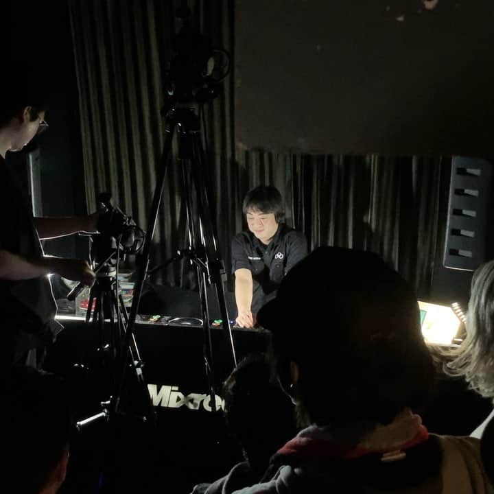 DJ DARUMAのインスタグラム：「最初リビングで子供達と観てたのだけど💻 やっぱり途中からタクシー飛ばして現場に行った イカした音楽が沢山かかるフロアで踊ってきた DJの皆さん宇川君ありがとうございました 今夜この場所に居た事 一生忘れないです🌈 この拍手と歓声はこの場の50人だけではなく 画面の向こうの40万人分の気持ちの ような気がします . 『生活の中で音楽や絵が無くても人は死なないが、 ただ、そういうものが無いと心が枯れるんです。 心が枯れていくのは見えない。それは恐ろしいことです』 小松崎茂先生©︎ 必ずしもそうでは無い方も居るかもしれませんが 少なくとも僕はそうです。 僕にとって音楽やアート、エンタテイメントは 人生や生活に潤いや活力をもたらしてくれるのです。」