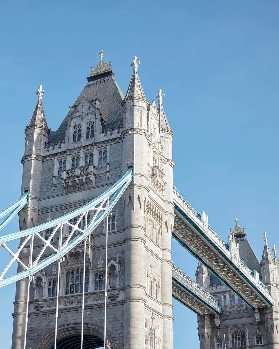 オメガさんのインスタグラム写真 - (オメガInstagram)「#OMEGAmychoice LONDON – Turn the watch over for a quick tour of London's famous landmarks.」3月27日 1時12分 - omega