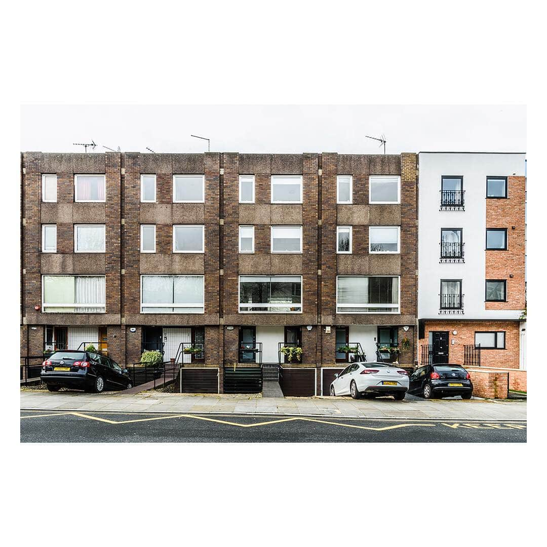 The Modern Houseさんのインスタグラム写真 - (The Modern HouseInstagram)「A striking 1960s townhouse in Notting Hill. Link in our bio to view the sales particulars for Clarendon Road.  #nottinghill #1960sarchitecture #modernism」3月27日 1時09分 - themodernhouse