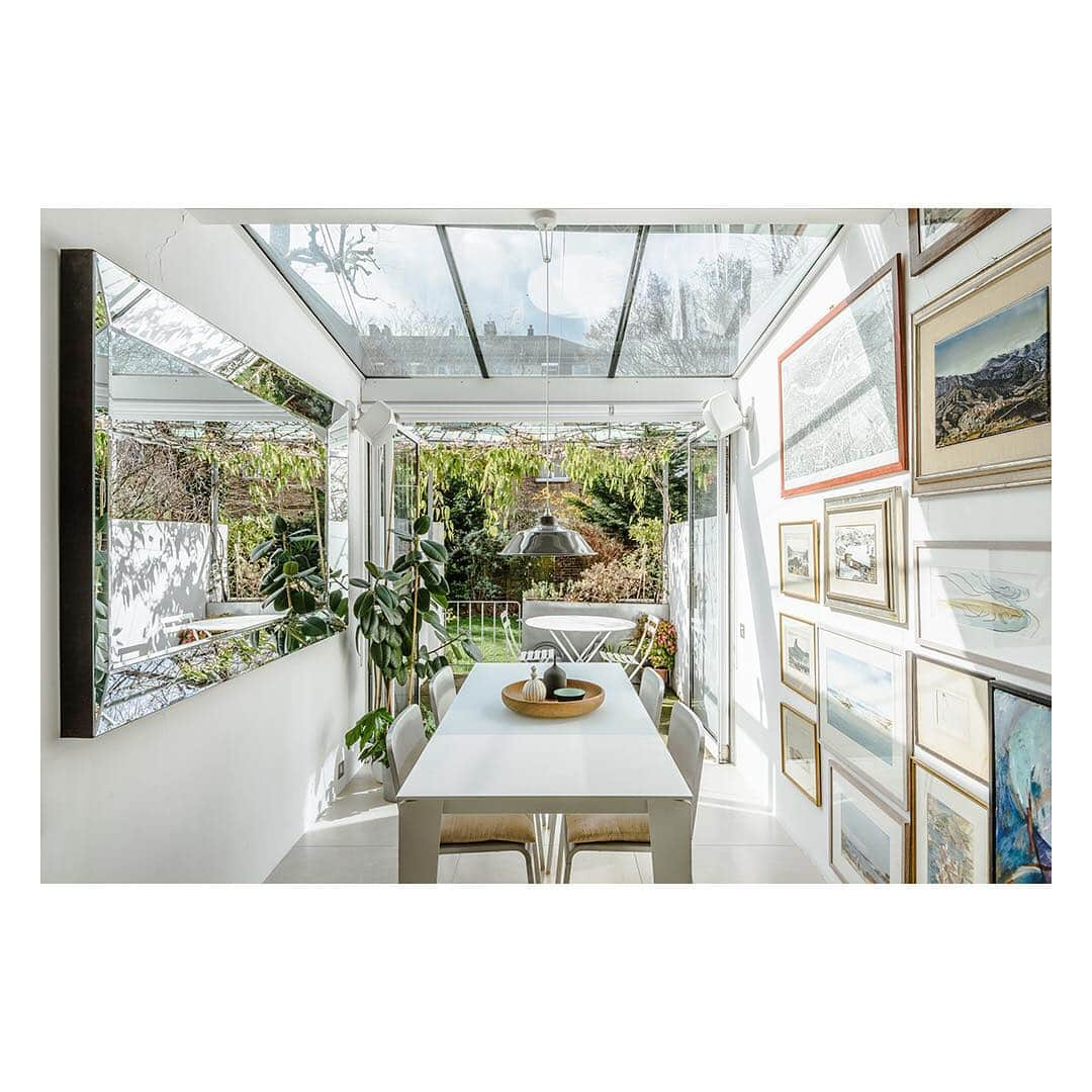 The Modern Houseさんのインスタグラム写真 - (The Modern HouseInstagram)「A striking 1960s townhouse in Notting Hill. Link in our bio to view the sales particulars for Clarendon Road.  #nottinghill #1960sarchitecture #modernism」3月27日 1時09分 - themodernhouse