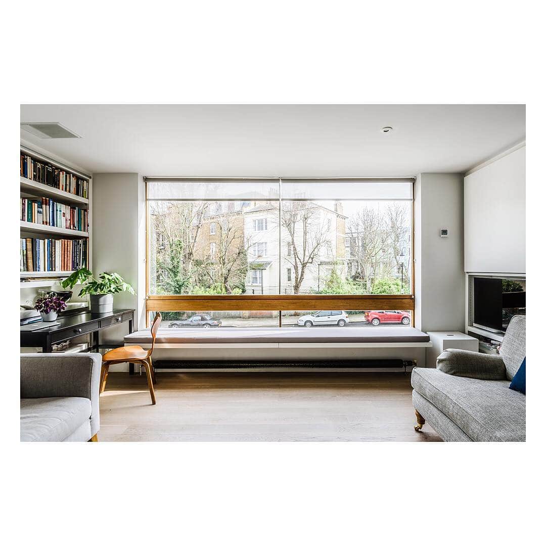The Modern Houseさんのインスタグラム写真 - (The Modern HouseInstagram)「A striking 1960s townhouse in Notting Hill. Link in our bio to view the sales particulars for Clarendon Road.  #nottinghill #1960sarchitecture #modernism」3月27日 1時09分 - themodernhouse