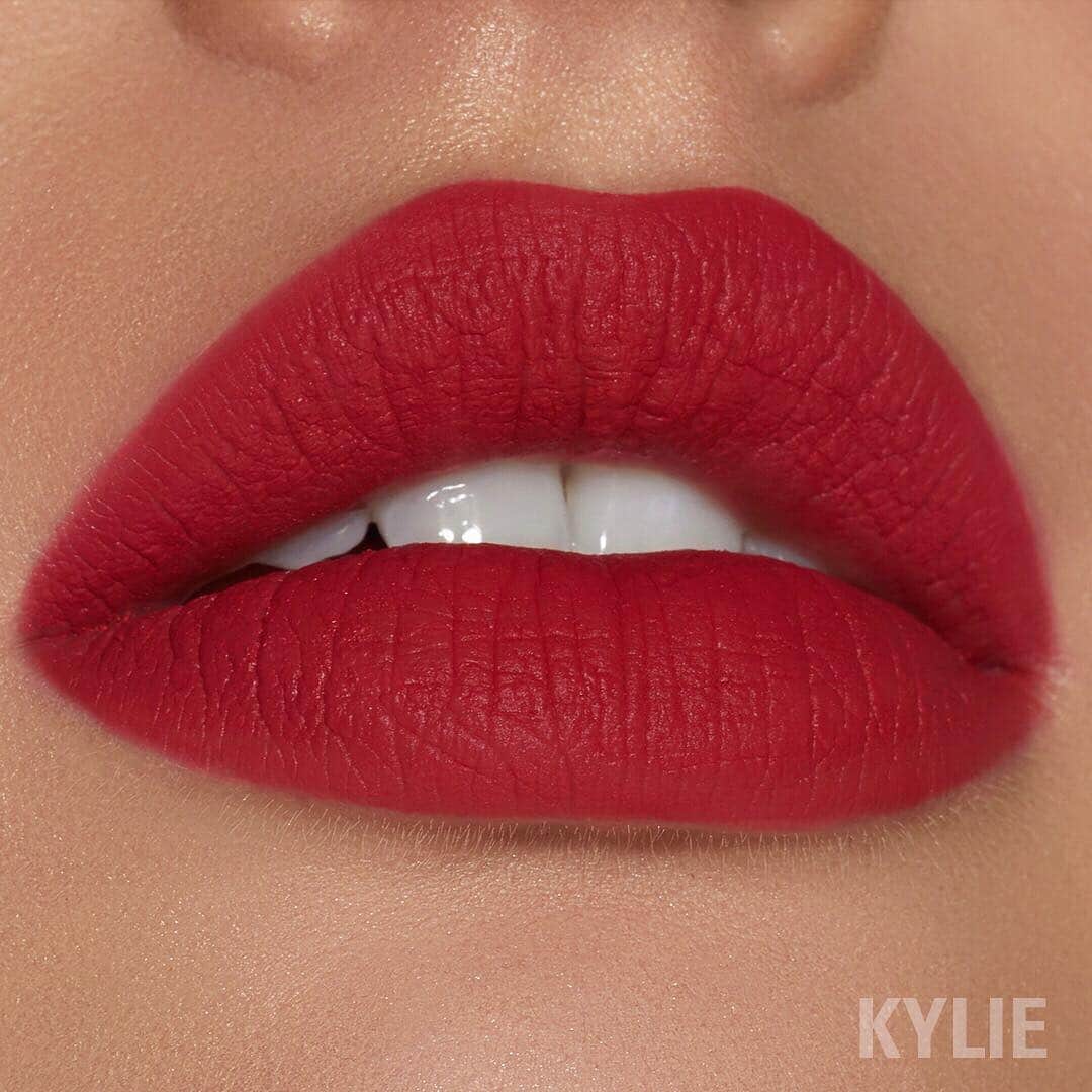 Kylie Cosmeticsさんのインスタグラム写真 - (Kylie CosmeticsInstagram)「BAD LIL THING matte #Lipkit! ♥️ Your new favorite Springtime red! Launching Friday at 3pm pst on KylieCosmetics.com!」3月27日 1時15分 - kyliecosmetics