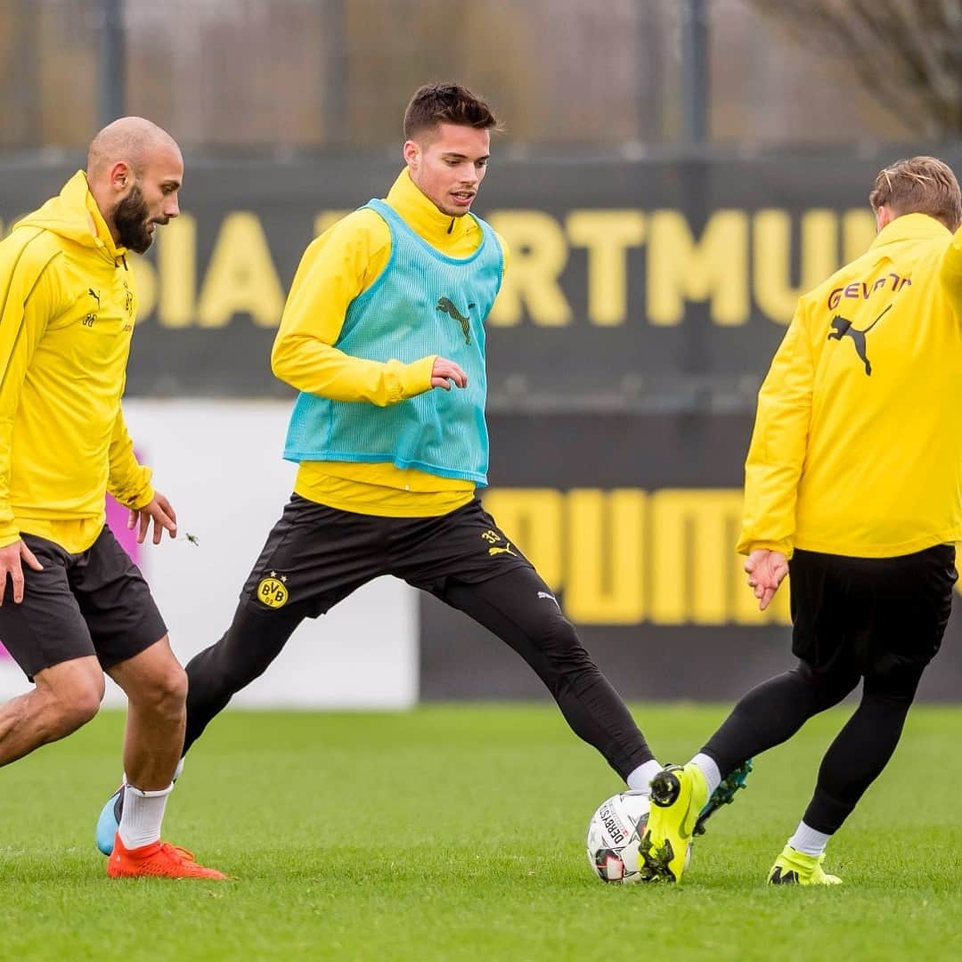 ユリアン・ヴァイグルさんのインスタグラム写真 - (ユリアン・ヴァイグルInstagram)「⚽️ #Training」3月27日 1時18分 - juweigl